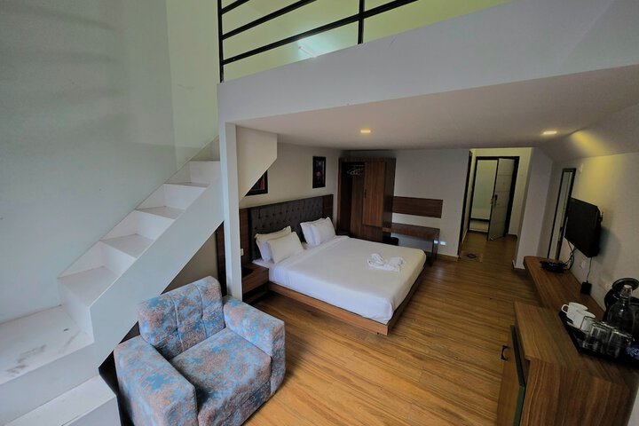 Room 10 of 28