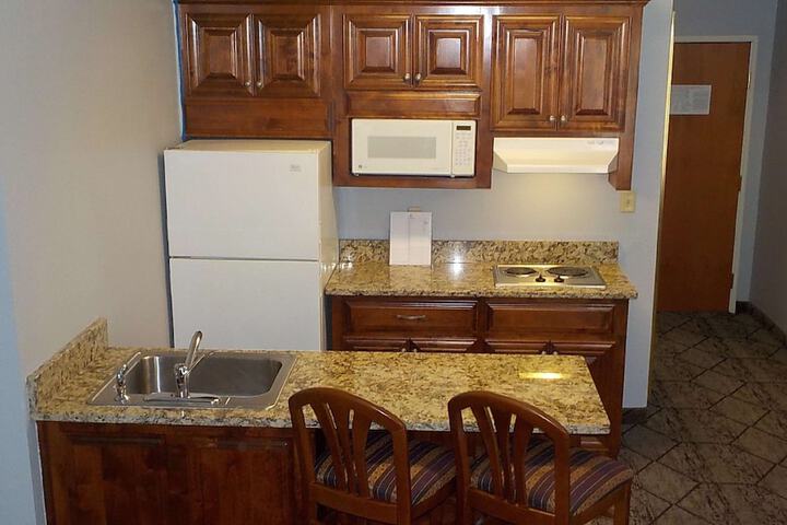 1 King Accessible Walk in Shower Love Seat Exterior Corridor Full Breakfast (12 of 26)
