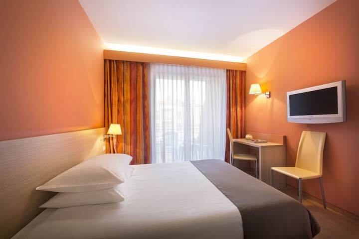 Room 3 of 52