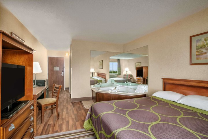 1 King Bed (6 of 10)