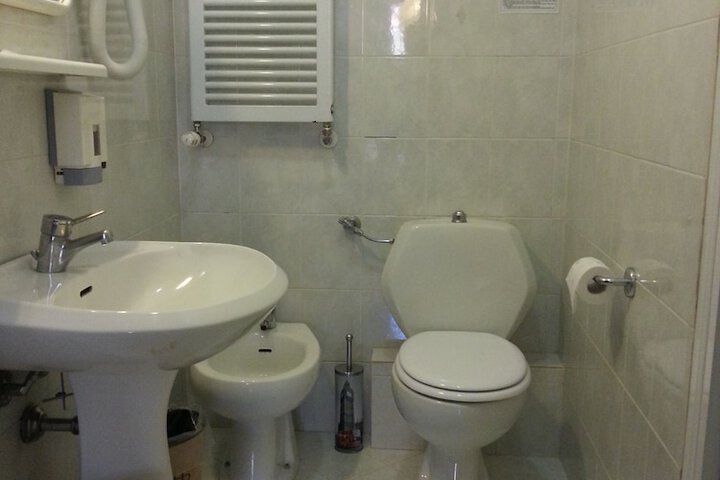 Room 11 of 102