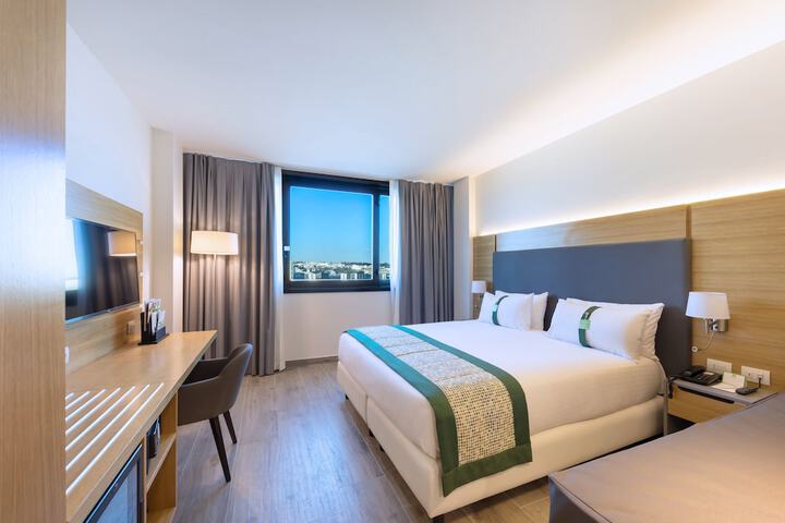Room 32 of 98