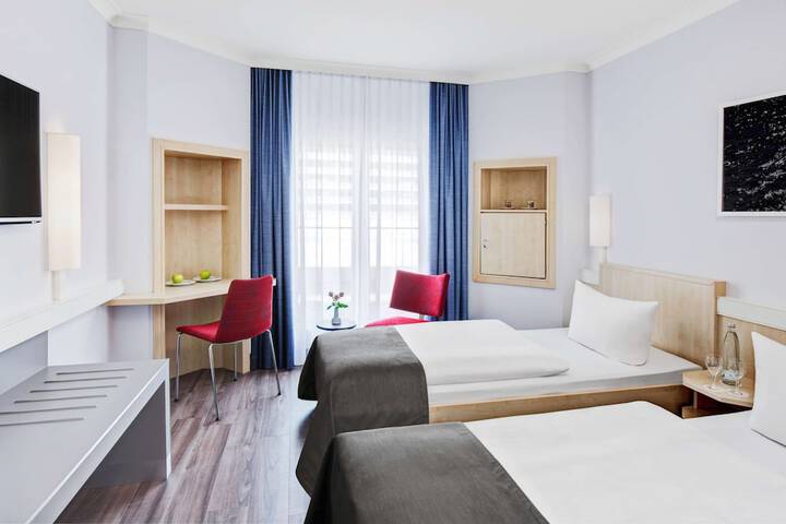 Room 11 of 28