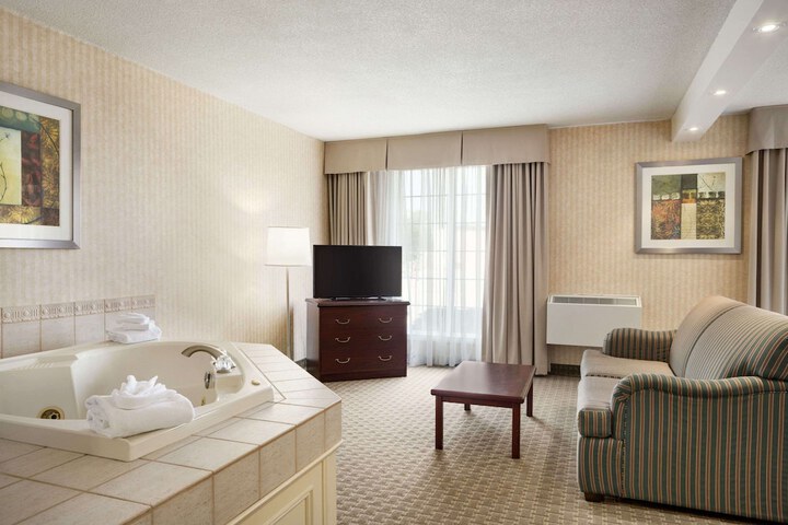 1 King Bed Suite (2 of 6)