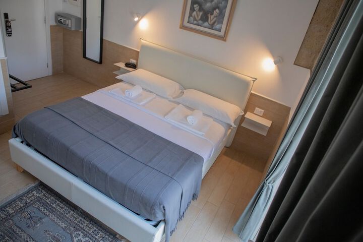 Room 10 of 34