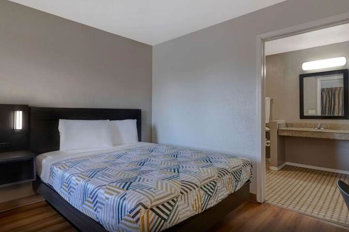 1 Queen Bed (9 of 10)