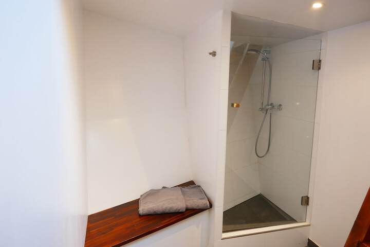 Room 9 of 16