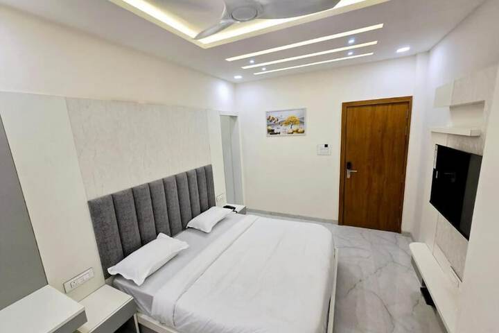 Room 8 of 19