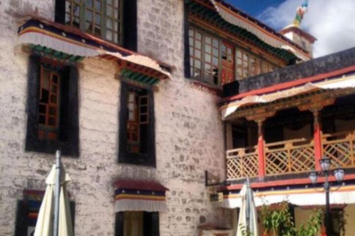 Yabshi Phunkhang Heritage Hotel