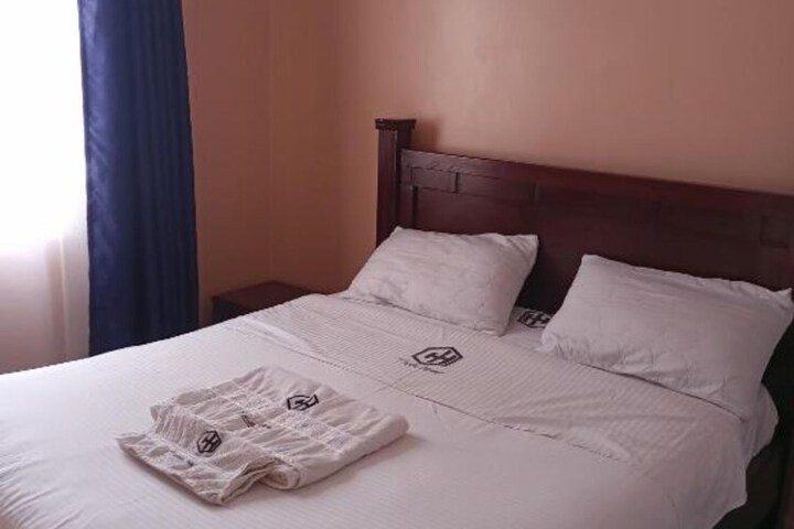 Room 6 of 10