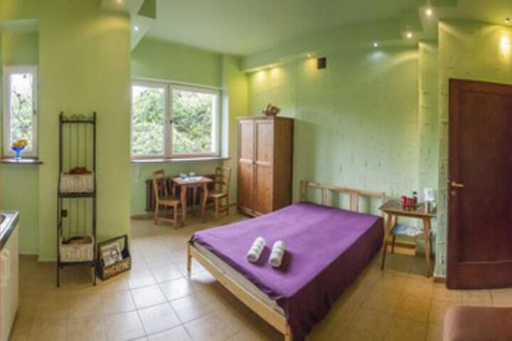 Room 6 of 9