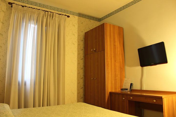 Room 5 of 32