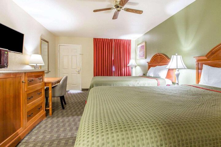 2 Queen Beds (6 of 7)