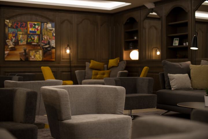 Lounge 43 of 49