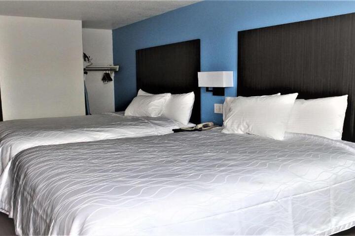 1 Queen Bed (14 of 17)