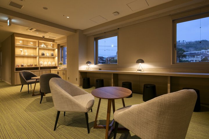 Lounge 45 of 47