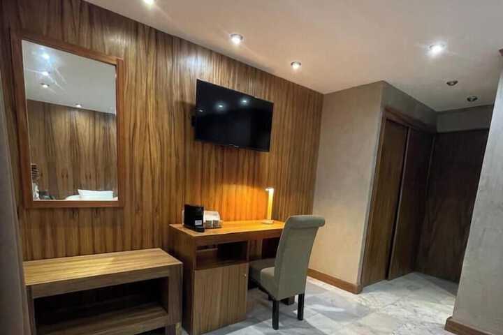 Room 4 of 17