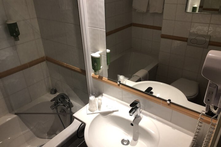 Room 17 of 36