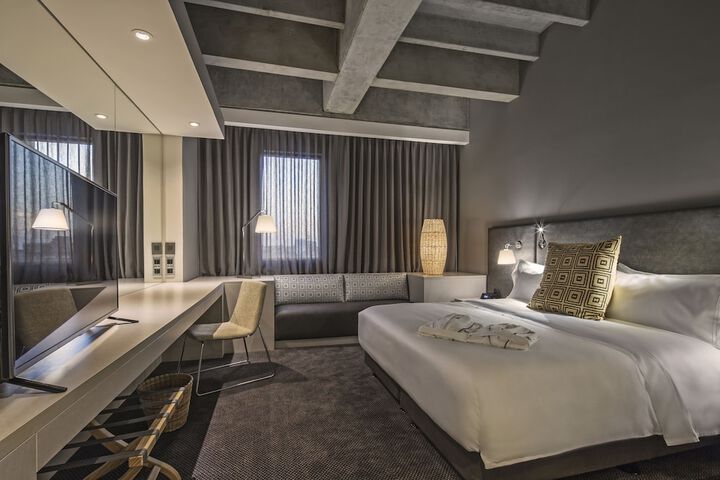 Room 6 of 42
