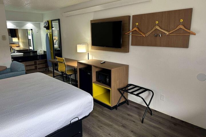 1 King Bed Corner Room (9 of 17)