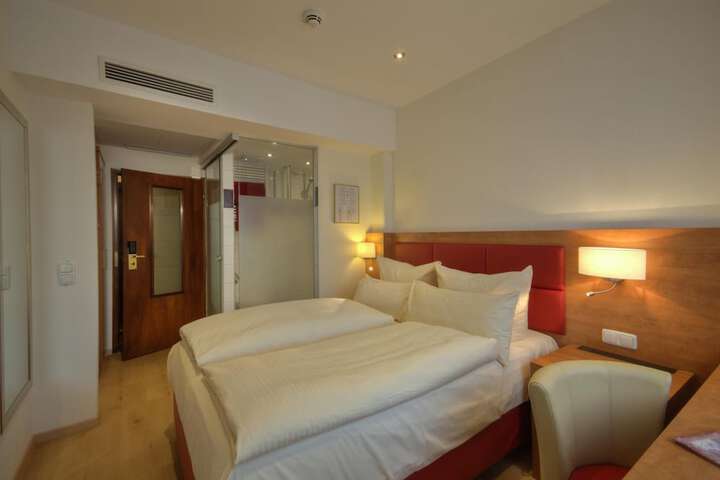 Room 15 of 33