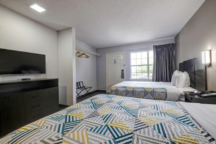 1 Queen Bed (13 of 16)