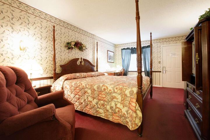 1 King Bed - Free WiFi, Microwave, Refrigerator, Hairdryer Cable TV HBO Free Local (10 of 11)