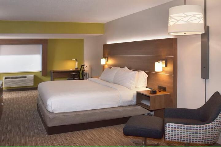 1 King Bed (6 of 17)