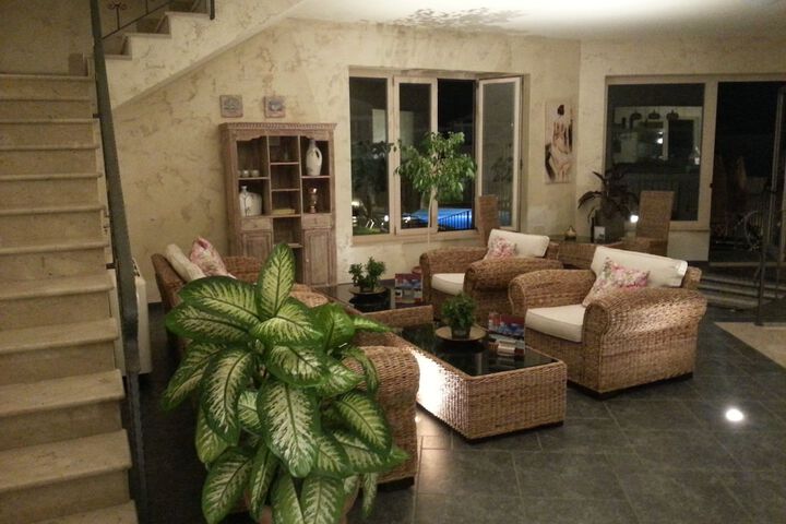 Lounge 144 of 183