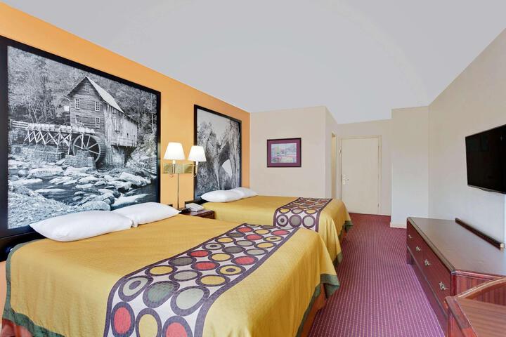 1 Queen Bed (9 of 13)