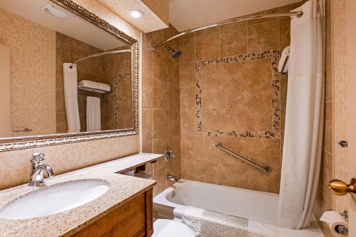 2 Queen Beds Electric Fireplace High Speed Internet Accessible Refrigerator, Coffee Maker Iron Full Breakfast (1 of 10)