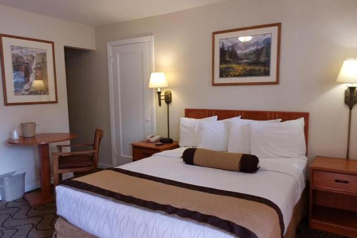 1 Queen Bed (1 of 10)