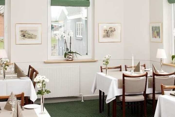 Dining 19 of 22