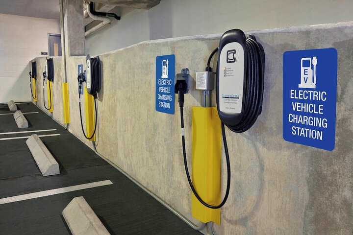 Electric vehicle charging station