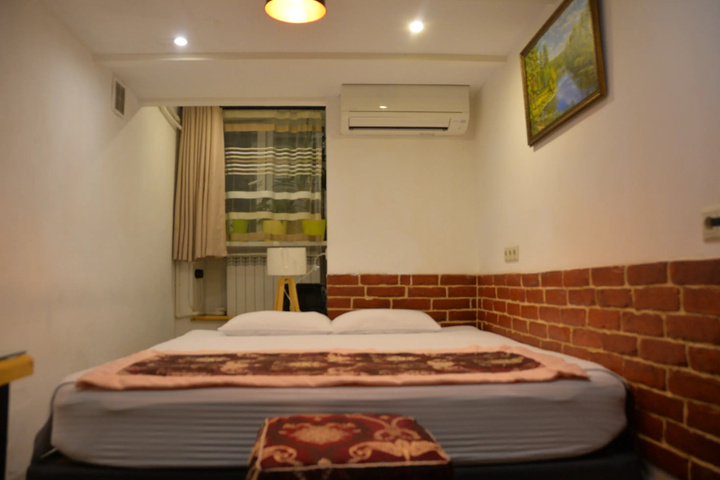 Room 10 of 14