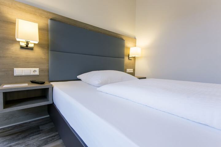 Room 6 of 16