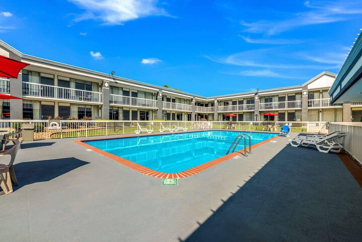 Hotel Pool