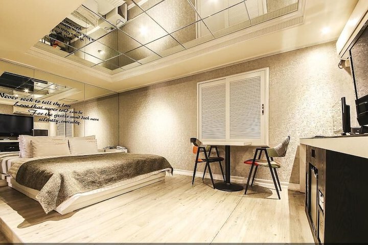 Room 54 of 57
