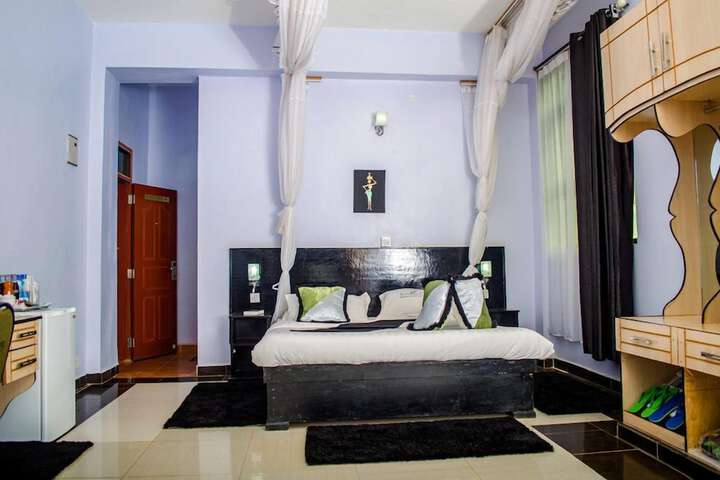 Room 4 of 17