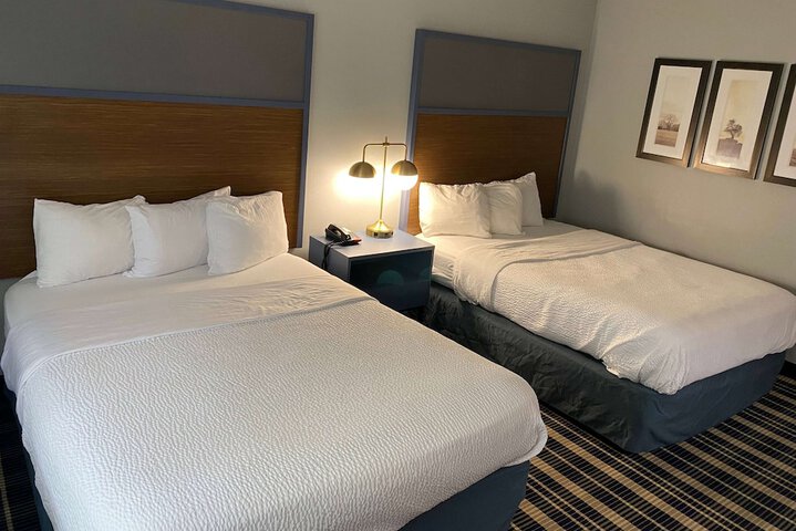 2 Queen Beds (7 of 9)