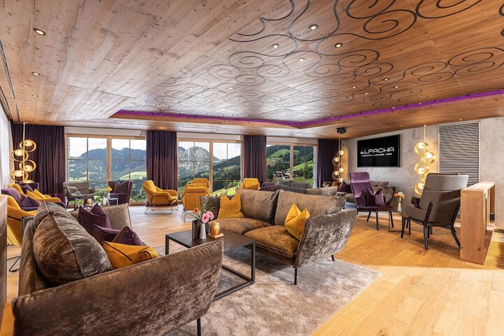Lounge 71 of 77