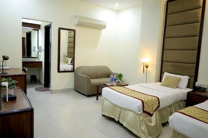 Room 5 of 9