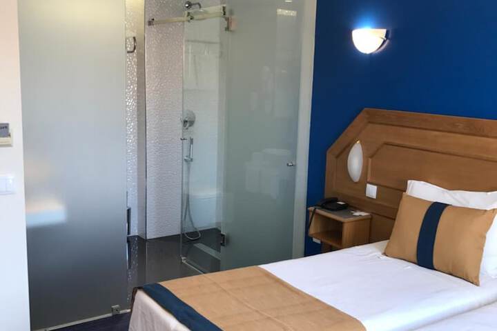 Room 18 of 48
