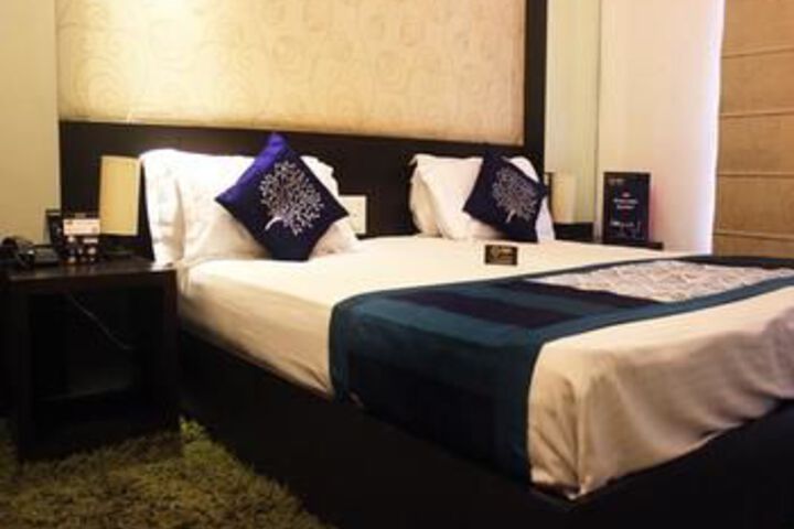 OYO Premium Sector 54