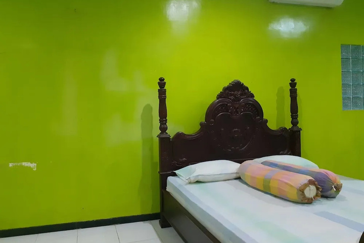 Room 6 of 12