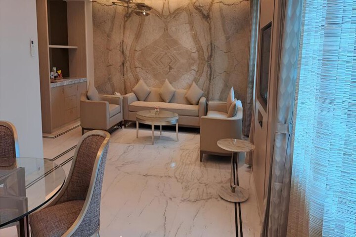 Lounge 15 of 20