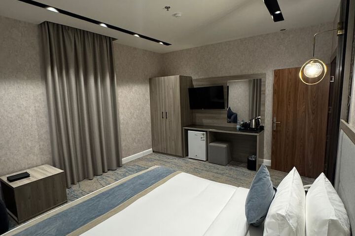 Room 11 of 32