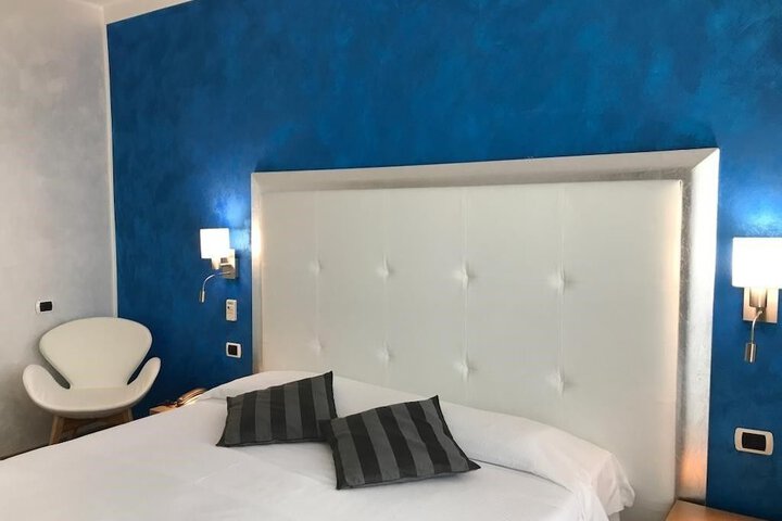 Room 7 of 17