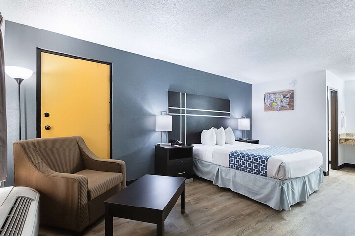 1 Queen Bed (8 of 22)