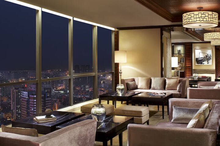 Lounge 103 of 122